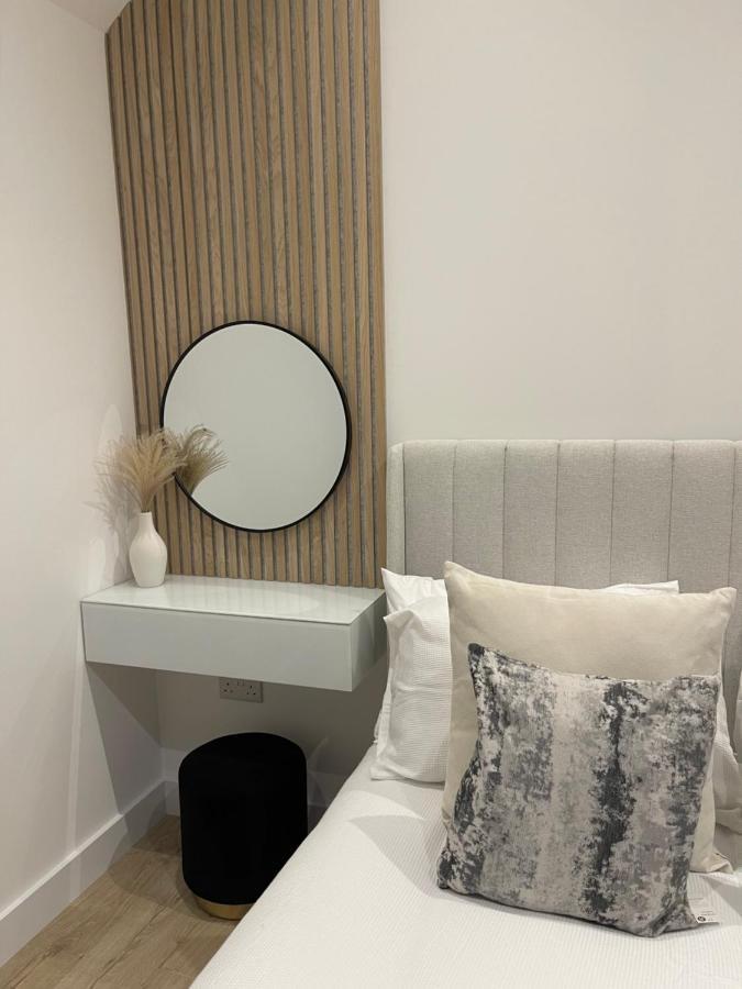 The Lodge Hideaway In Cowes Gurnard Exteriör bild