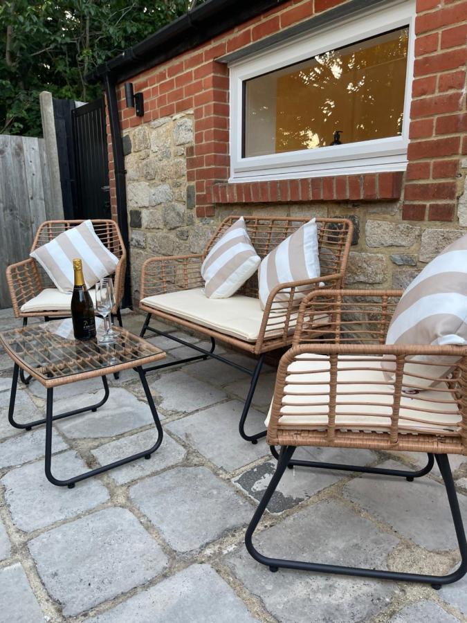 The Lodge Hideaway In Cowes Gurnard Exteriör bild
